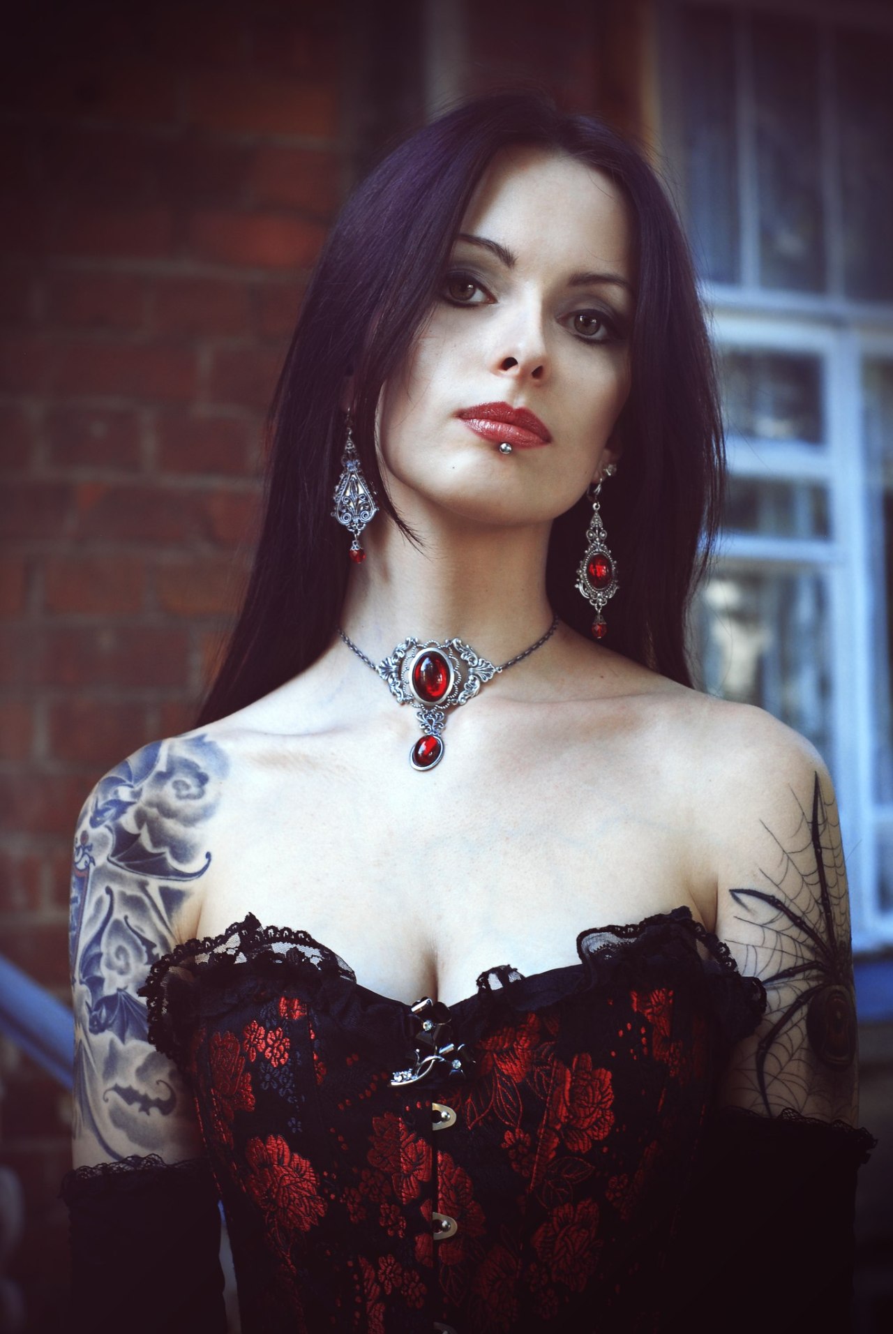 groteleur:  Wearing birthstones has been a tradition for centuries. Find out all