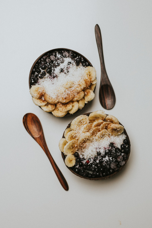 seamlessgreenery:Porridge bowl // topped with bananas, cinnamon, blueberries and coconut =)