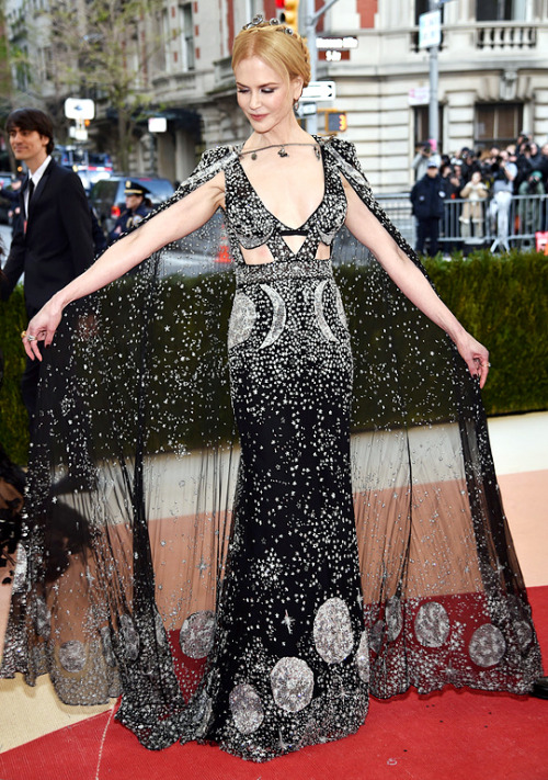 heavenscalyx: buttliquors: liveitout: Nicole Kidman attends ‘Manus x Machina: Fashion In An Ag