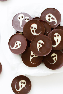 halloweencrafts:  DIY 2 Ingredient Chocolate Ghost Cups Make these beyond easy 2 ingredient Chocolate Ghost Cups in 15 minutes minutes. This is a kid friendly DIY.    For DIY Halloween Drinks go here: halloweencrafts.tumblr.com/tagged/drink  For DIY