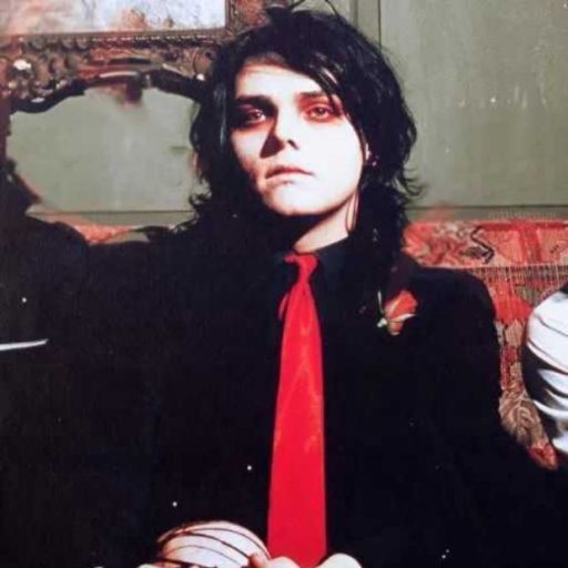 justfolieadoit:  *squints at a picture of someone in a black shirt and a red tie* is that 2004 my chemical romance or 2004 green day 