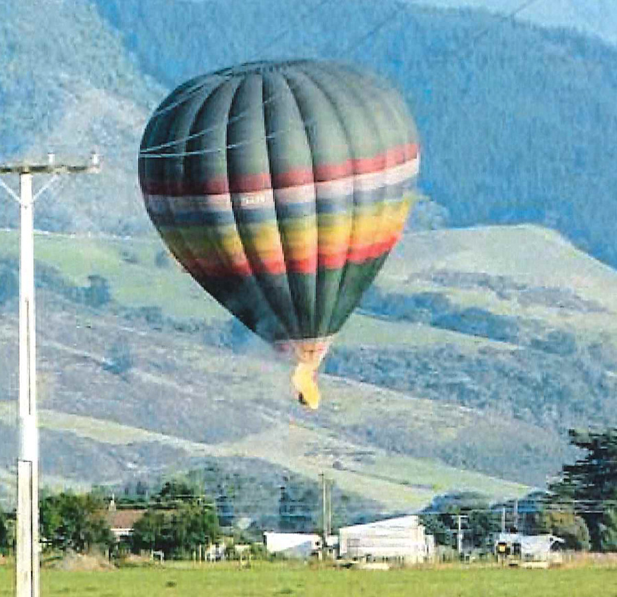 sixpenceee:Photos depicting the moment a hot air balloon carrying 11 people hit power