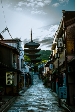ourbedtimedreams:    京都　八坂の塔