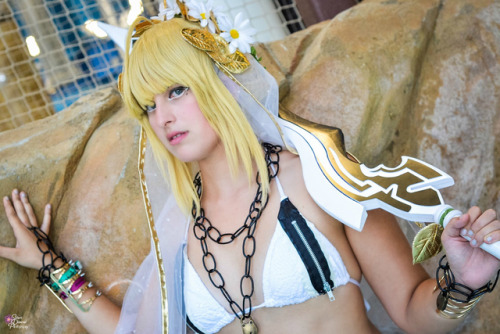 Beautiful photos back from Colossalcon east! Saber nero bride swimsuit version!!! Thank you @sakurad