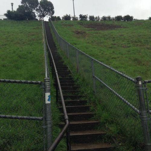 lunaghostie:  There’s so many stairs here 