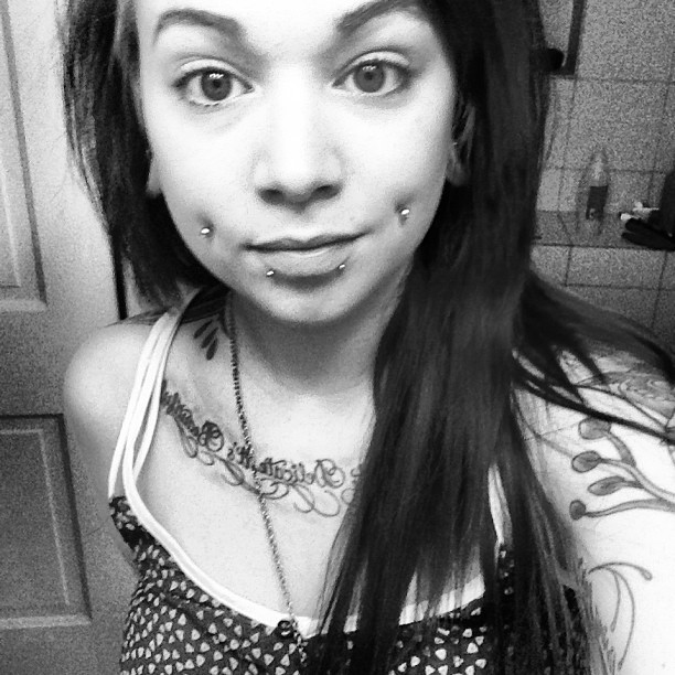 vaydaplacebosuicide:  Trying to go without eyeliner all day… Let’s see if that