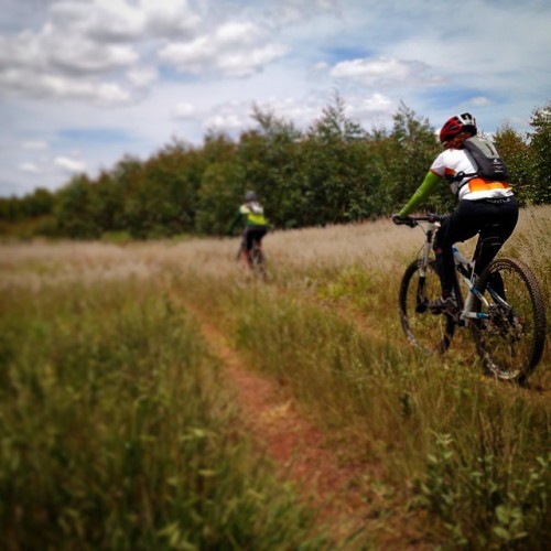 gustavoguru: Na roda da Jéssica @diaskalavati, como o coach mandou!  #mtb #bikegirl #bike #brasilia 