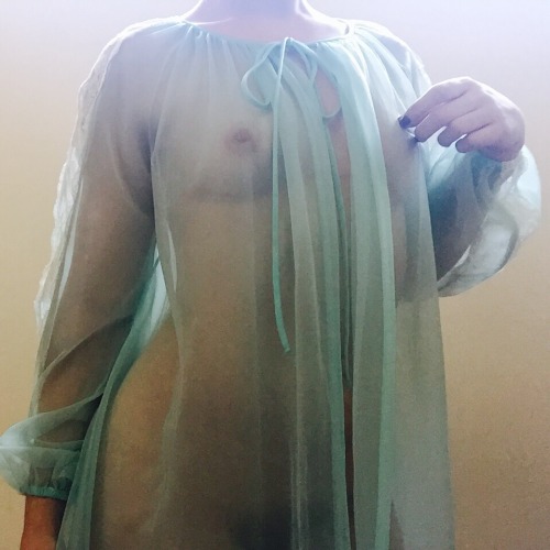 minxie:  minxie:  wcw  Vintage chiffon is very important @secretshelf 