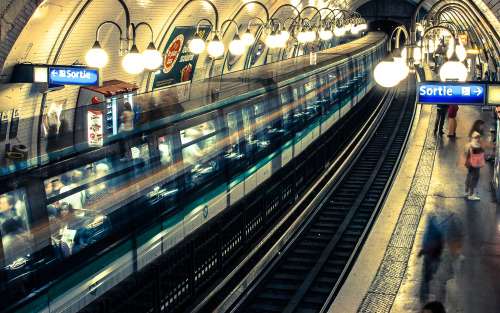 kevinrauzyphotographie:  .metro.                                              click on the picture to see more 