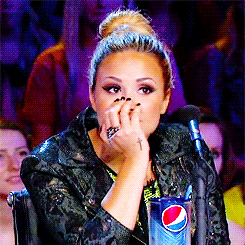 "Zayn pedreiro, Harry frentista, Niall criança que pede esmola no farol e Liam e Louis 2 apresentadores de tv na africa"