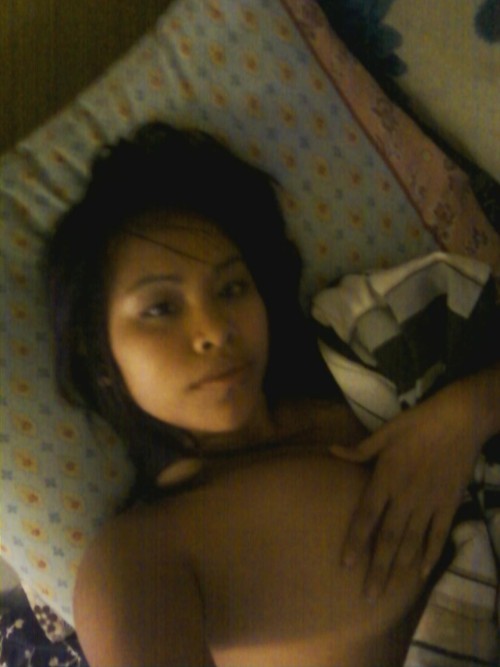 otakblue: private-asians:  Someone’s Asian ex-GF.  Adegan berani di sini: migg.in/adeganberan
