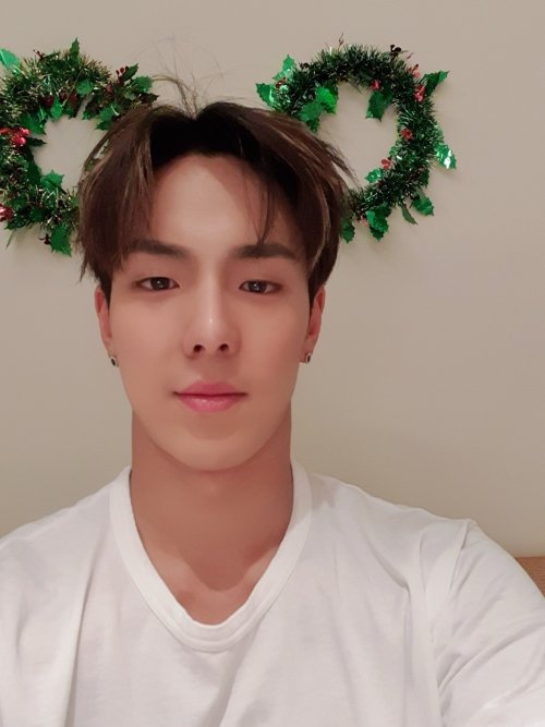 fymonsta-x: @Official_MX_jp: メリクリスマス くまだ #ショヌMerry Christmas I’m a bear #ShownuTranslation: FY