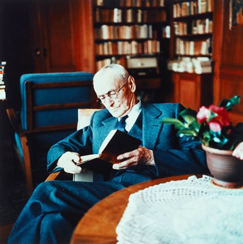 Escritor de junhoEm junho vamos ler Hermann Hesse, escritor alemão naturalizado suíço, prémio Nobel 