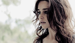 favorite people &gt; Emilia Clarke A young Brit girl with no theatre experience
