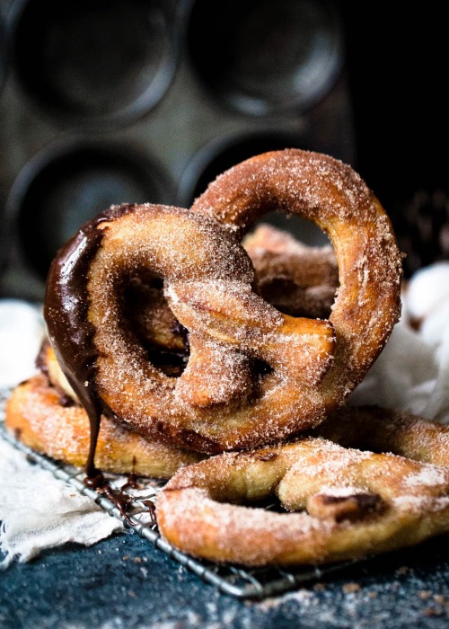 daily-deliciousness:  Giant cinnamon sugar pretzels with hot fudge dipping sauce
