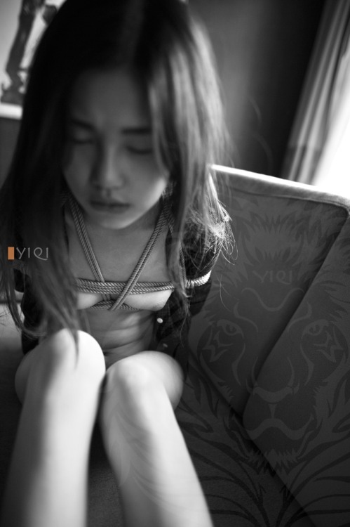 yiqimaster: Y姑娘是个九零后，但说起话来却有些和稚嫩面容不相符的成熟与干练。拍这么大尺度的片子她也是第一次，好奇，跃跃欲试，但当我捆完拉开格子衬衣的刹那，却发现她眼里噙满了泪水，紧咬着嘴唇