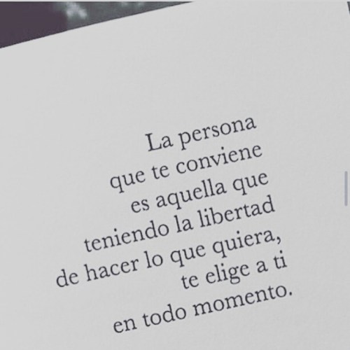 ✨ Quédate con quien sabe cómo vivir sin ti pero no quiere ✨ www.instagram.com/