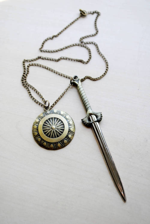 ⚡Sword &amp; Shield Lariat Necklace: $25.50⚡➳Detailed pendants in the style of Wonder Woman&