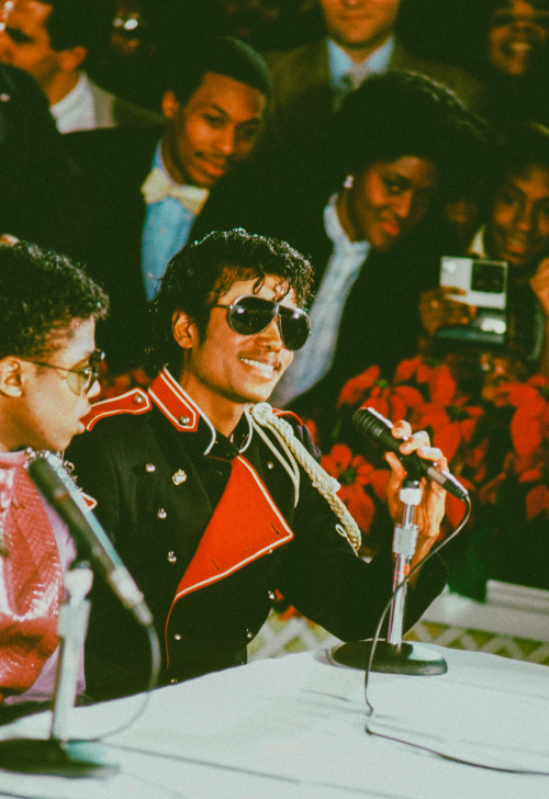 strappedarchives: Michael Jackson photographed by Michael Putland while attending a press conference