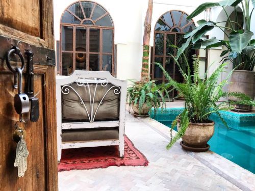Salir de la #suitebaberraha y entrar en la piscina.#vacacionesenmarrakech #riadpalaciodelasespecias 