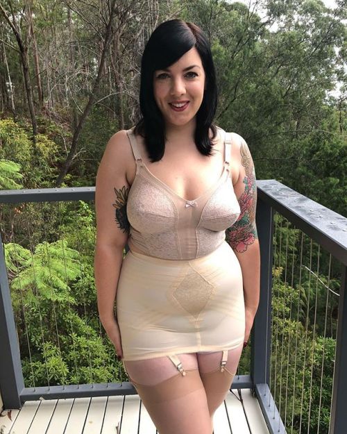 correctcurves: the-nylon-swish: Flashing in the bush, but not flashing my bush. Wearing a vintage br