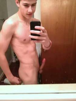 xiaohaogayphotosblog:  xiaohaogayphotosblogNaked guy selfie with his hard dick