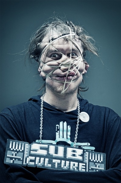 gloriagotrocks:  tastefullyoffensive:  Rubber Band Portraits by Wes Naman [video/via]