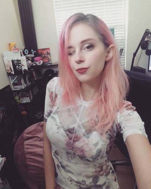 Live now on Twitch! Come watch~ twitch.tv/sheenaduquette #ootd #pinkhair