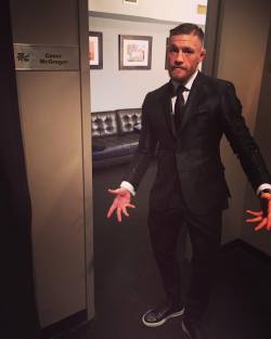 mmaandgirls:  The King @   Jimmy Kimmel!  Doesn&rsquo;t he look dapper!!