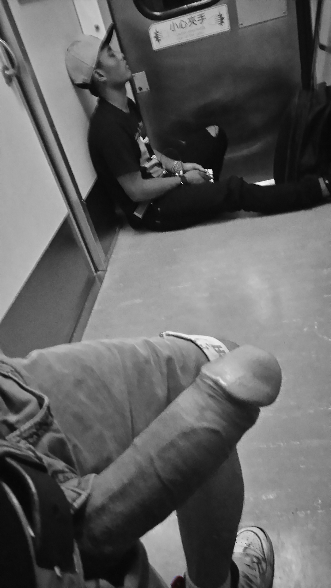 naked-leopard:  那天，我做了一場夢，夢中的我是沒有目的的列車，列車上的搭載的不是乘客，是期待。