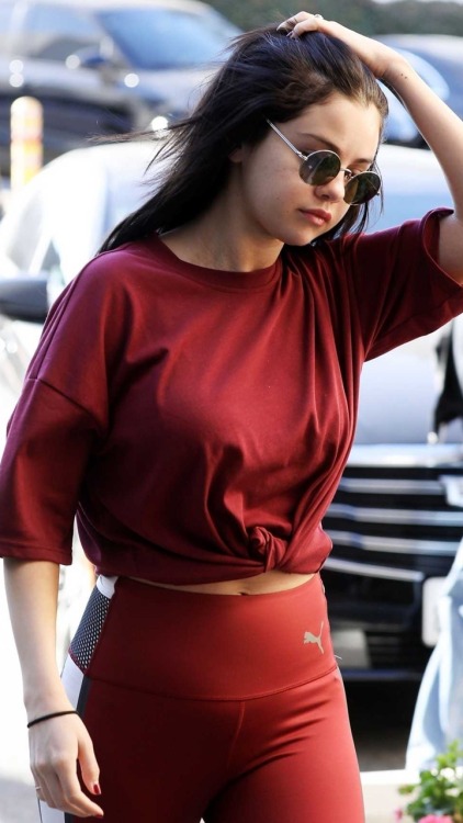 Selena Gomez LockscreensLike if you save<3