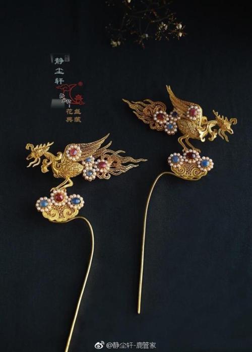 Traditional Chinese hanfu and hair ornaments, in the style of the Ming dynasty. The hair ornaments a