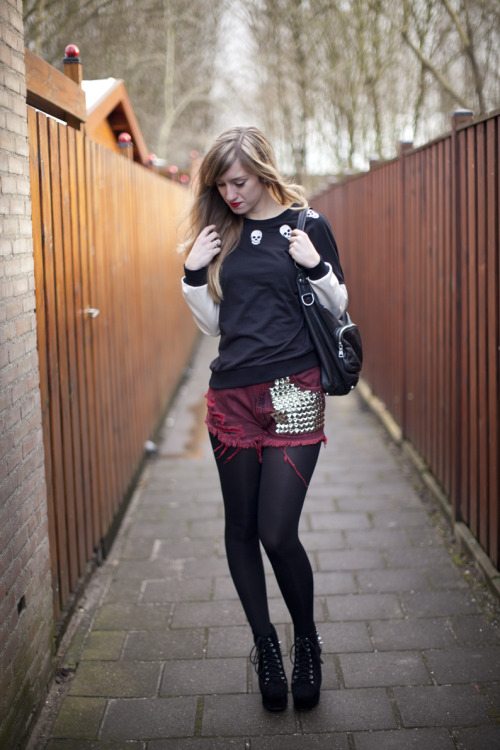 (via ! &lsquo;ROCK N ROLLERR † // STYLE AND FASHION BLOG: OUTFIT NR.307 SKULL SWEATE