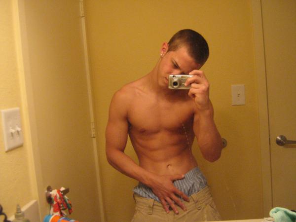 sagginboys:  One of the best sags I’ve seen in cargo shorts in a while. :)