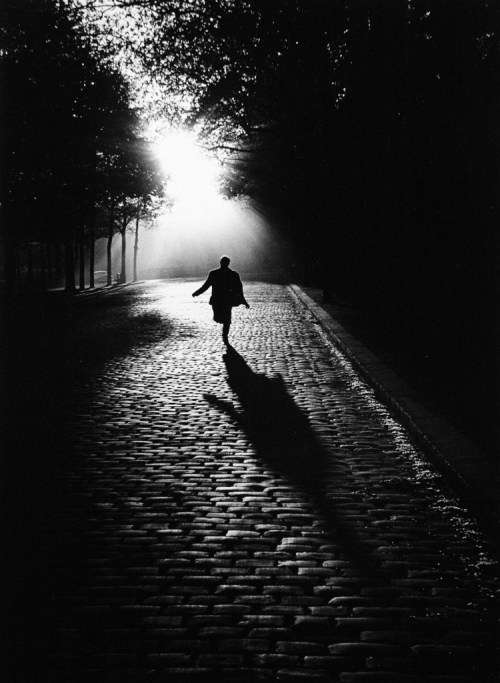 Sabine Weiss, Vers la lumière (Towards the light), 1953