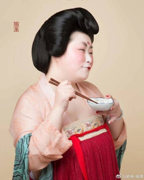 dressesofchina: A Tang Dynasty woman loves her Tangyuan Happy Lantern Festival!