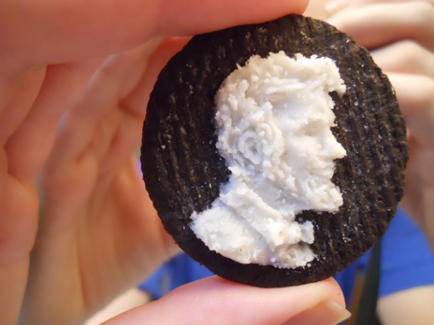smelman-vevo:  gothic-fuckboy:  sixpenceee:  Abraham Lincoln’s face carved on an