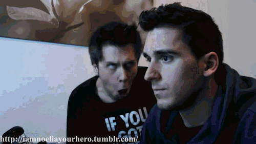 i-self-destructed-me:  iamnoeliayourhero:  Hacer el ROBOT (?  Rubius<3 