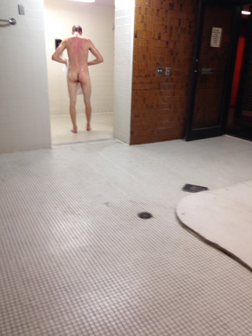 lockerroomguys: segbebaszas: Fit jock in the showers. See the Gs in the background? Everyone should 