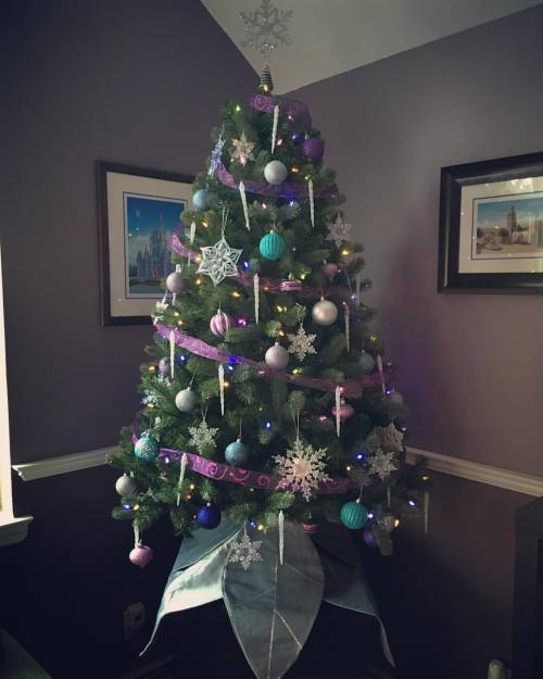 #Frozen tree is up!!! #Christmas2015 #christmastree #ihaveaproblem #elsaapproved #Disney #letitgo