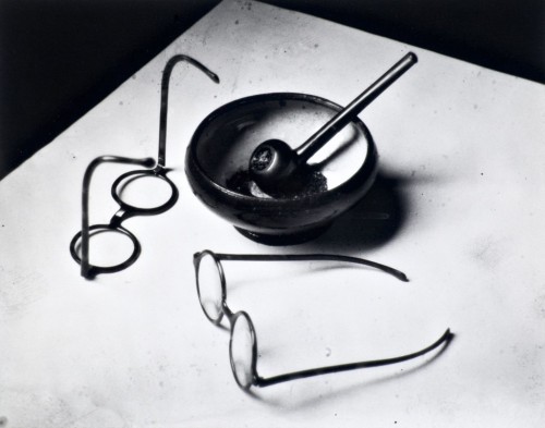 karamazove: Mondrian’s Pipe and Glasses, Paris, 1926– André Kertész