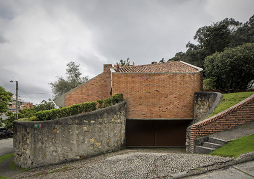 ofhouses:900. Fernando Martìnez Sanabria /// Calderòn House /// El Refugio, Bogot&aacu