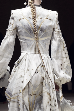 blackandroses:Alexander McQueen: Fall/Winter