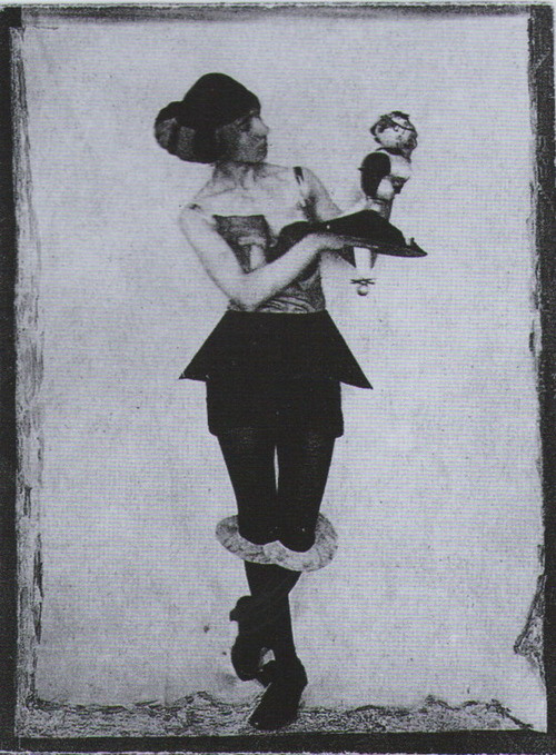 ghostofyesterday:  Hannah Höch and Dada doll, 1925.