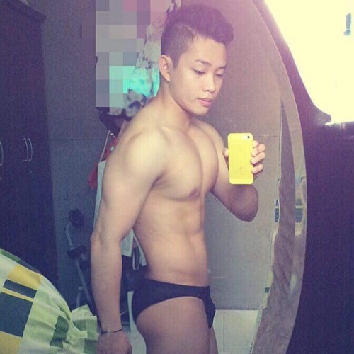 saigonboys:  Lương Tấn Phong - em bot gym mông 95cm body săn chắc, nói chuyện cực đáng yêu, chym nhỏ hấy hương mơ ước của các anh top Saigon đây :) fb: www.facebook.com/luongtan.phong.98