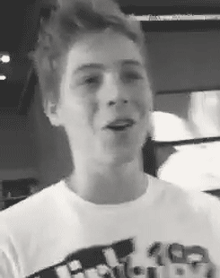 swede-dreamss:  calumhoodish: calumhoodish: +  THIS IS MY VIDEO I JUST KLDASKDKSADAJD