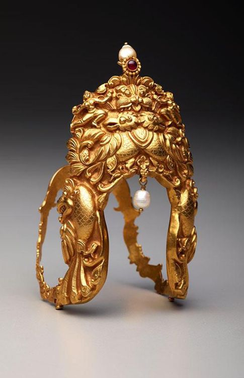 vanki (armlet) from Tamil Nadu, the jewelry of India has no parallel in the world.