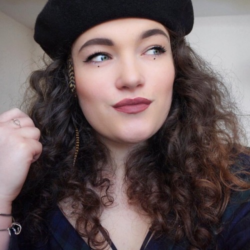 Trying out a beret, I wasn’t sure at first but I think I love it #selfie #fotd #curlyhair #eye