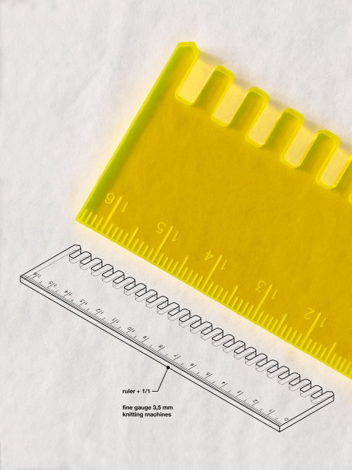 scarta aghi per macchine da maglieria domestiche in pmma colorato :: needle pusher ::