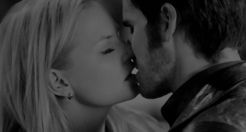 argetnallison:  It’s the kind of kiss that inspires stars to climb into the sky and light up the wor
